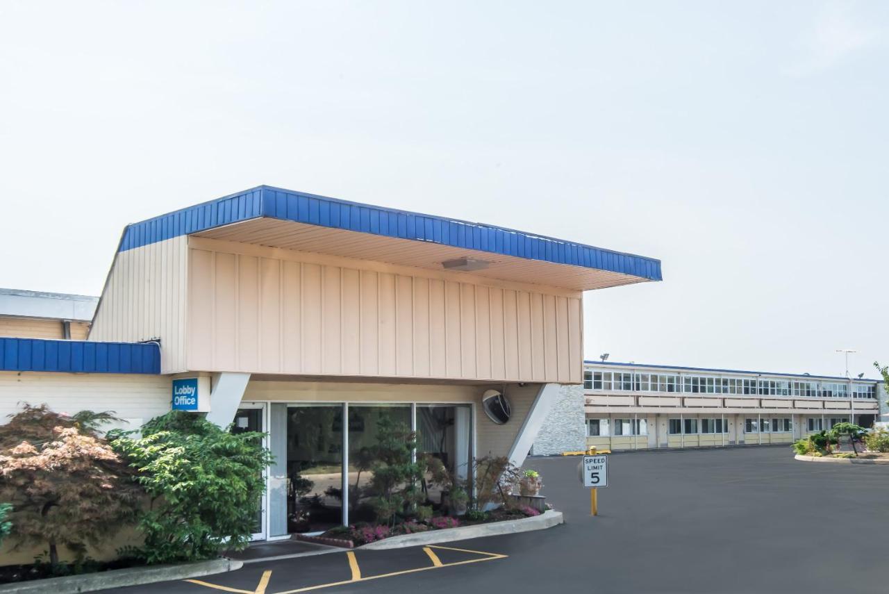 Days Inn By Wyndham Hicksville Long Island Exterior photo