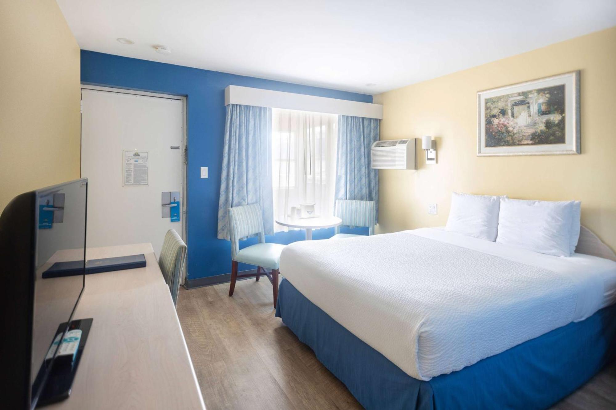 Days Inn By Wyndham Hicksville Long Island Exterior photo