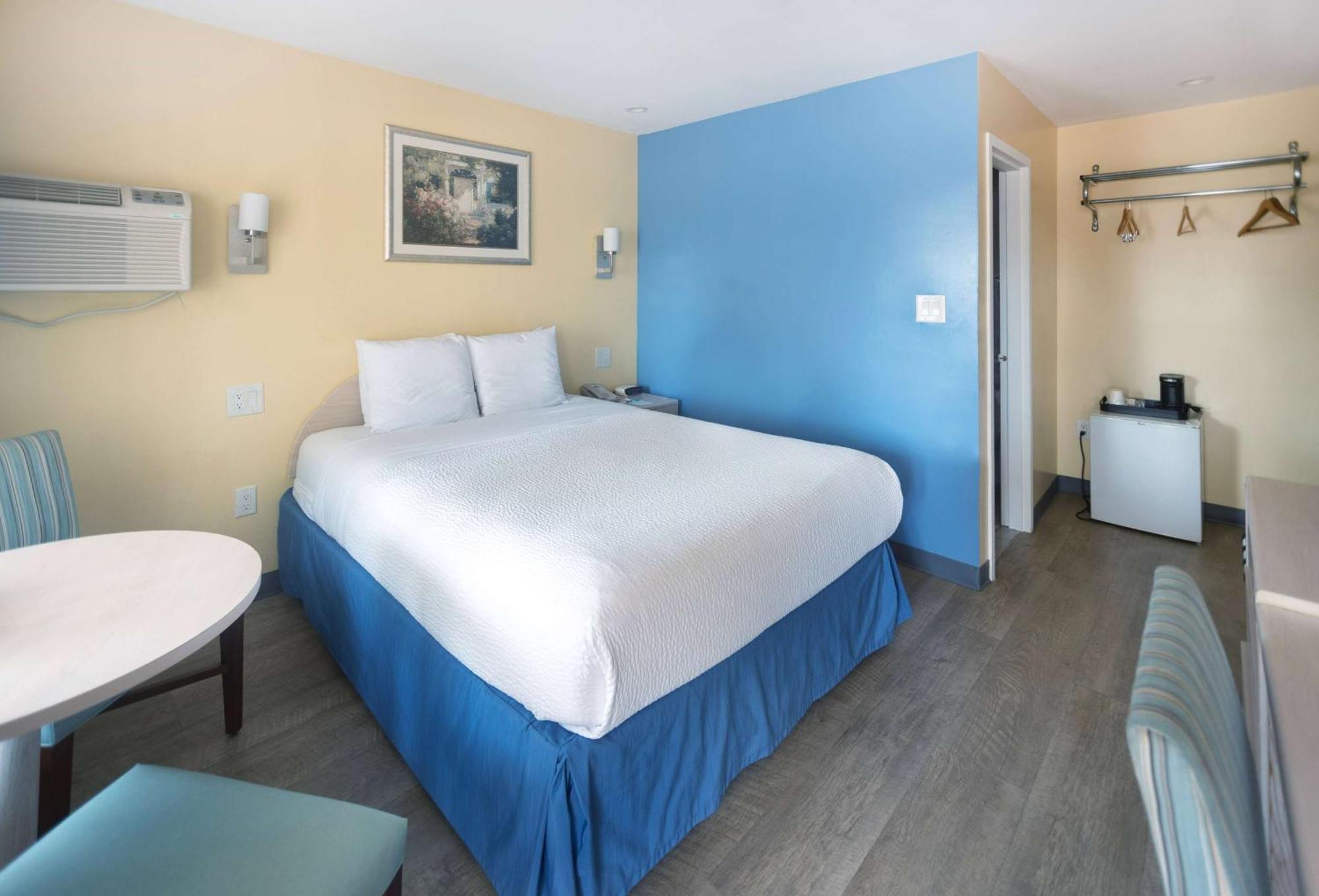 Days Inn By Wyndham Hicksville Long Island Exterior photo